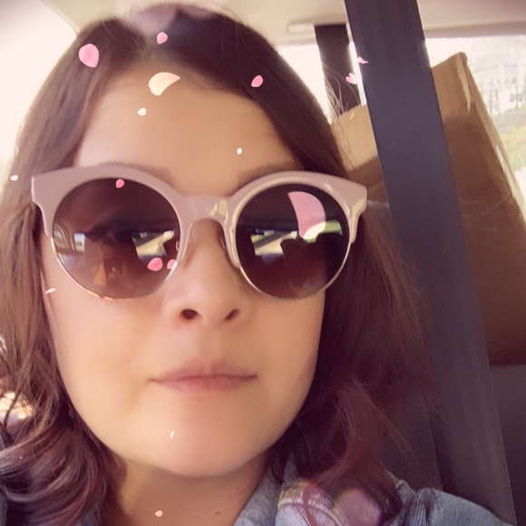 Meet your Posher, Eeva - Picture 1 of 1